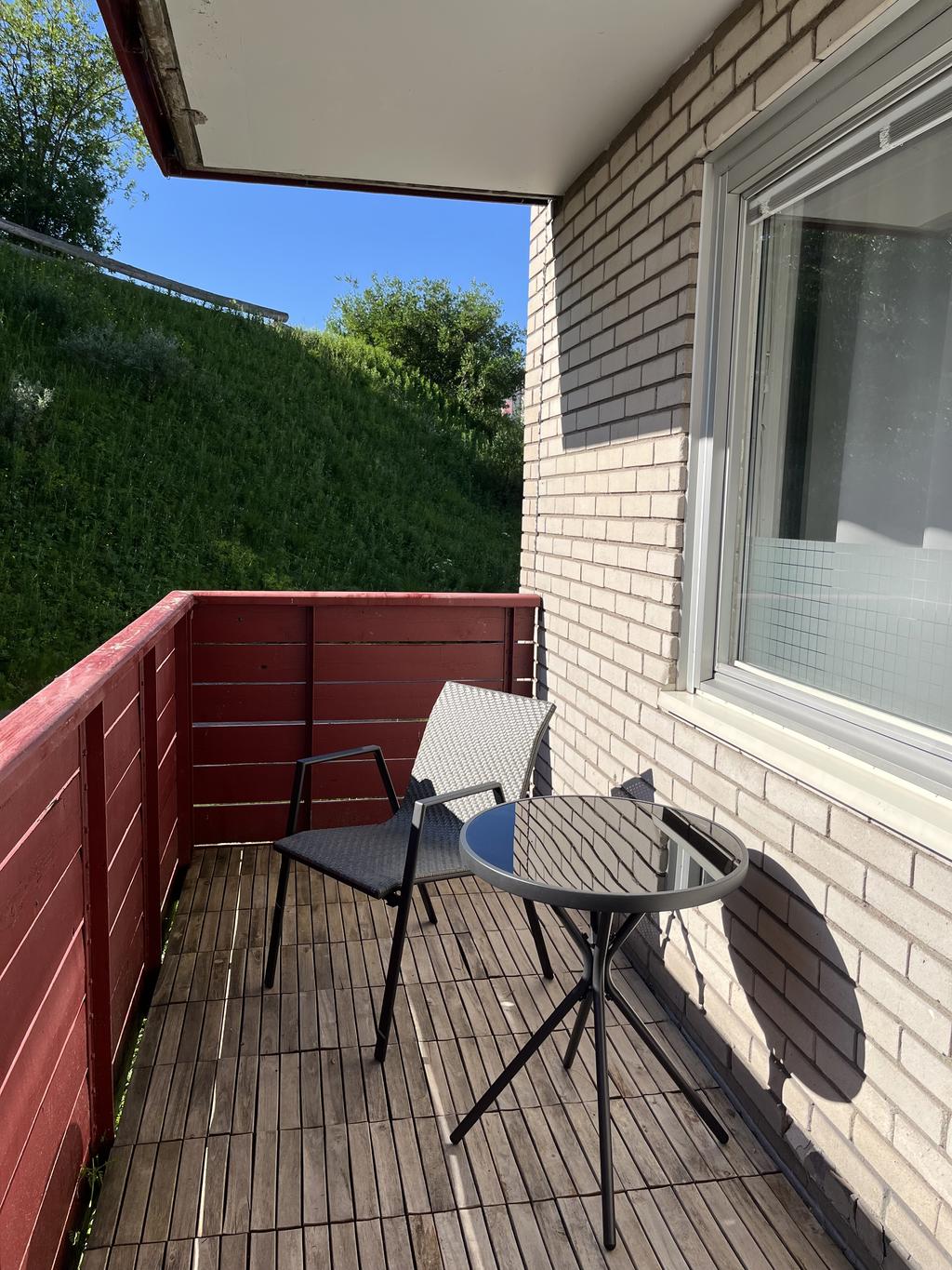 Säljarens sommarbild på balkongen