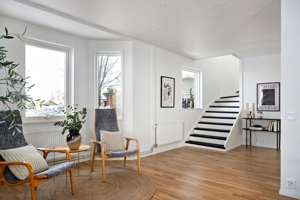 Vy mot inre hall och trapp som leder till övervåning