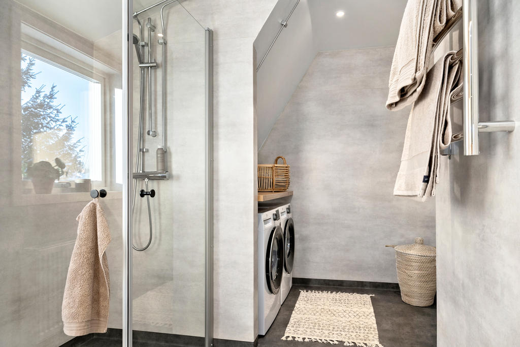 Badrum/Tvättstuga, övre plan