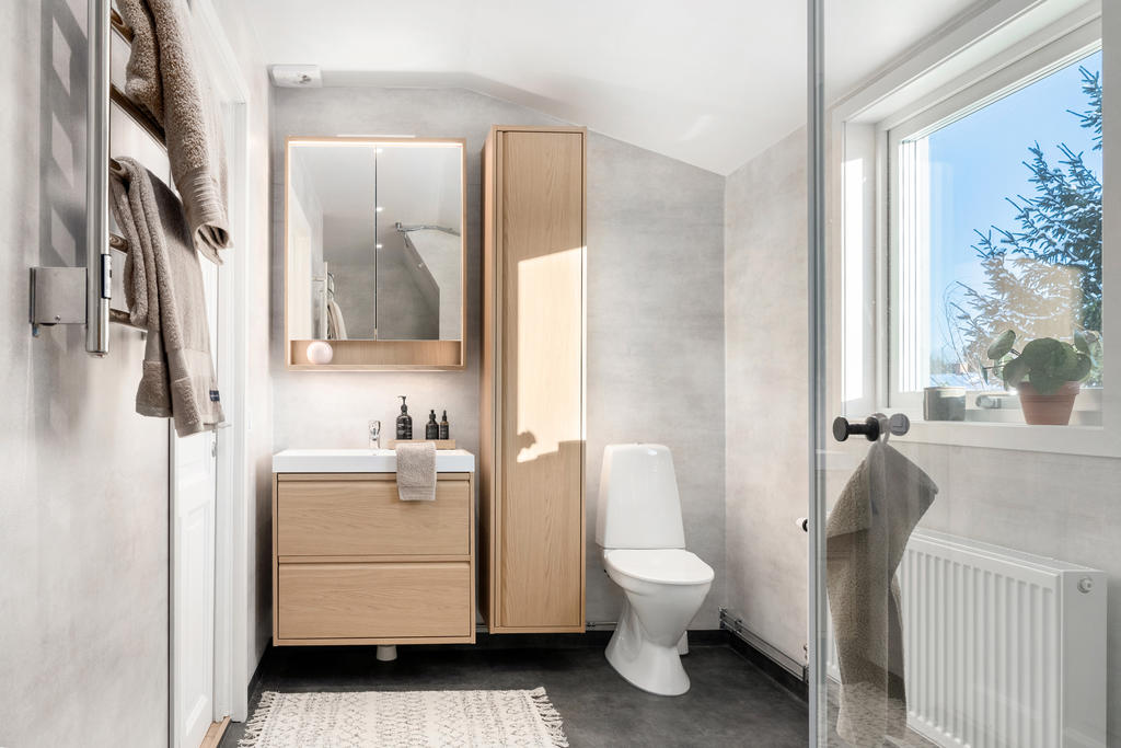 Badrum/Tvättstuga, övre plan