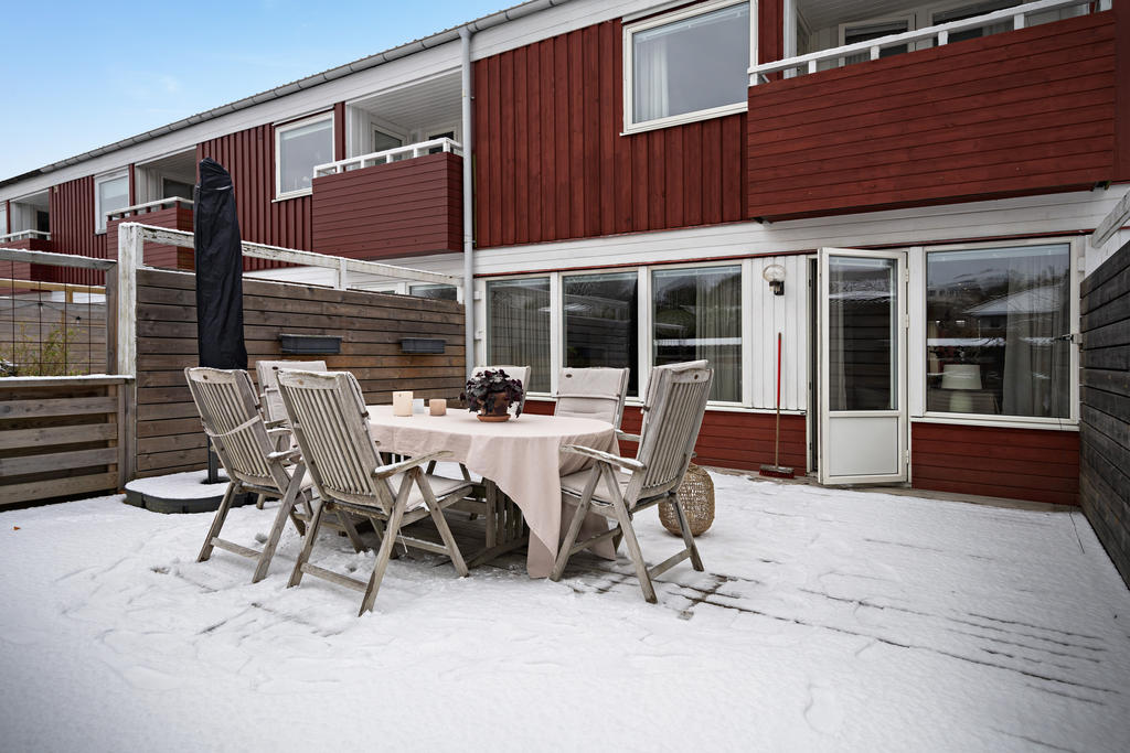 Tack vare det två generösa altanerna erbjuds många soltimmar sommartid