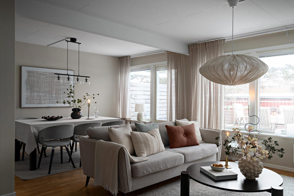 På entré planet erbjuds en social planlösning med kök, vardagsrum, gästtoalett och tvättstuga