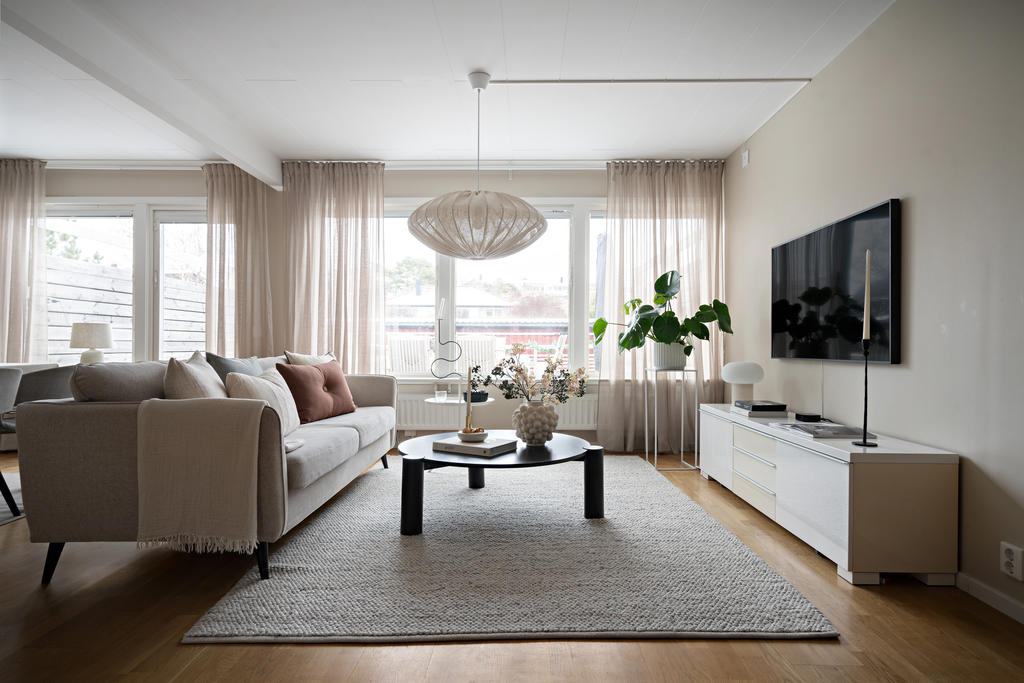 De generösa fönsterpartierna erbjuder ett härligt ljusinsläpp