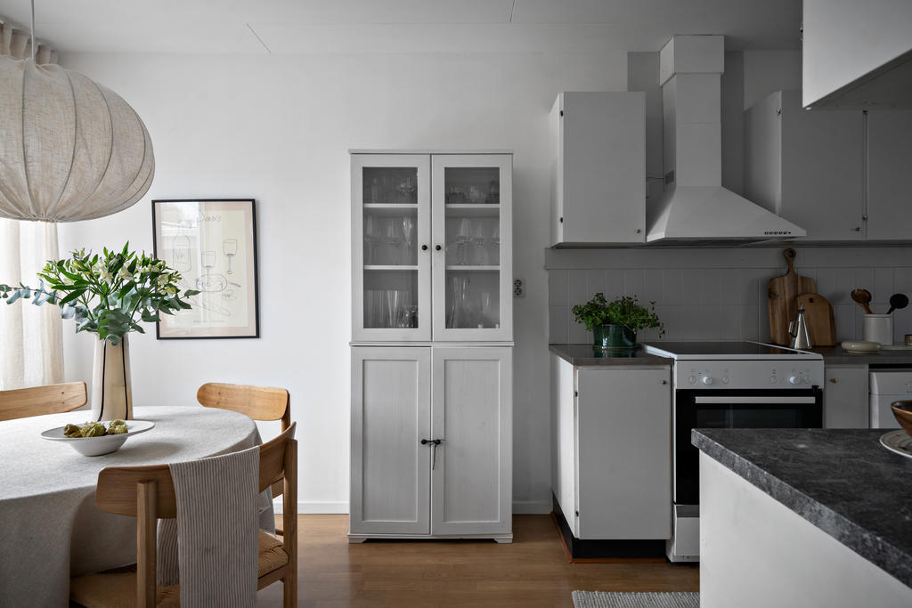 Köket är ommålat i en modern ljusgrå ton