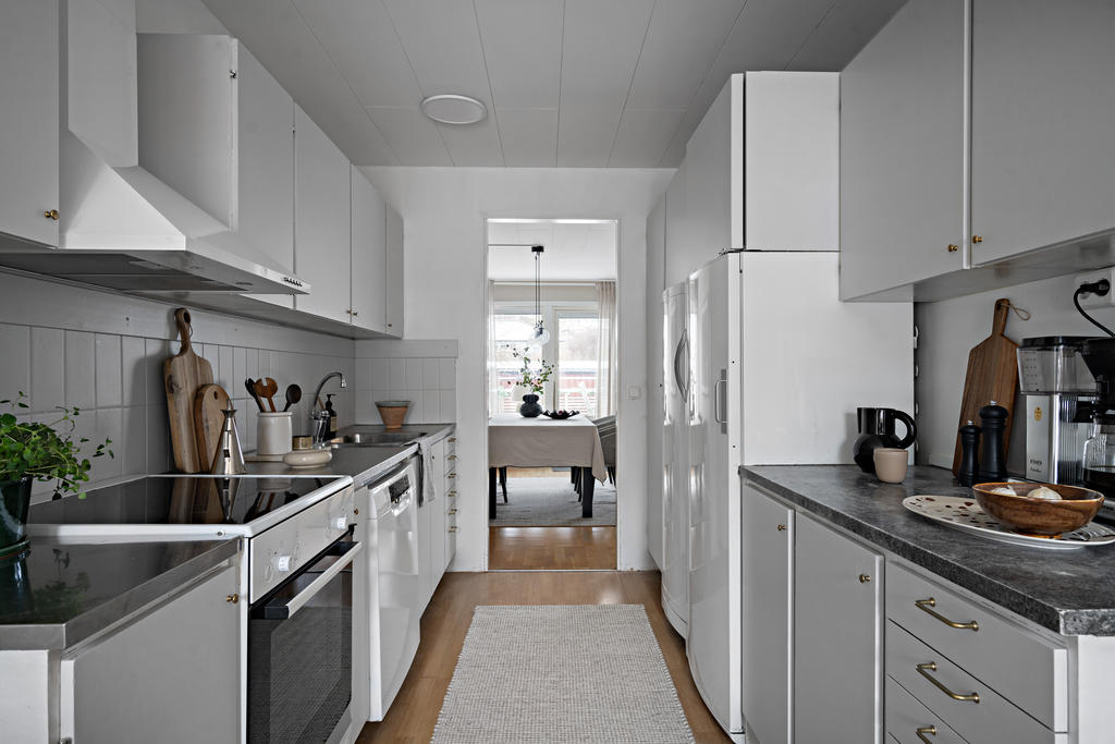 Ett praktiskt kök med gott om förvaring och arbetsyta