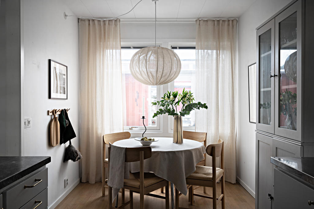 En naturlig matplats finns med utsikt över altanen på framsidan