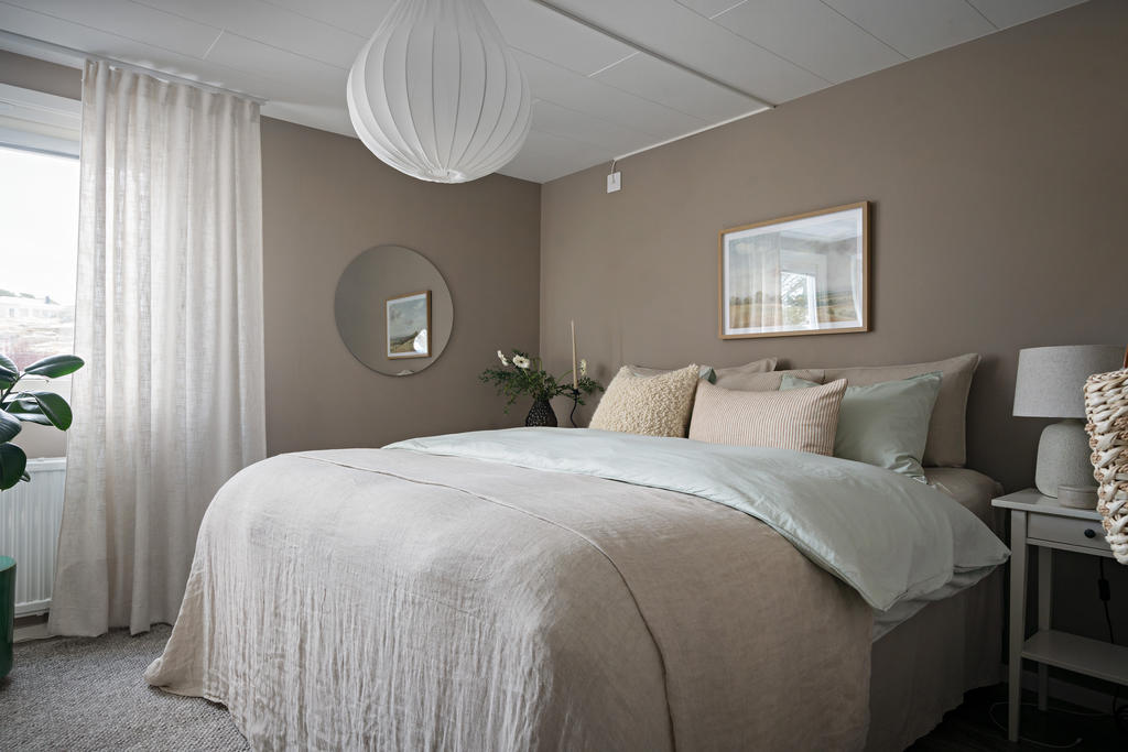 Från två av sovrummen nås den trevliga balkongen