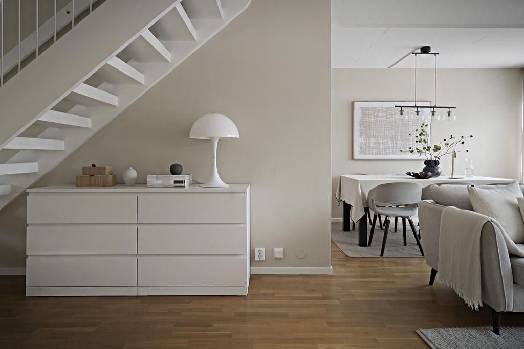 En trappa upp ligger bostadens mer privata del, med sovrum klädkammare och badrum