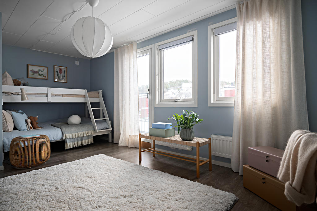 Här blickar man ut över den mysiga gården och lekplatsen