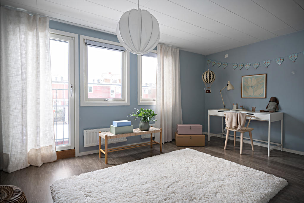 Detta trivsamma rum används i dagsläget som ett stort barnrum men går enkelt att göra om till två rum om man så önskar