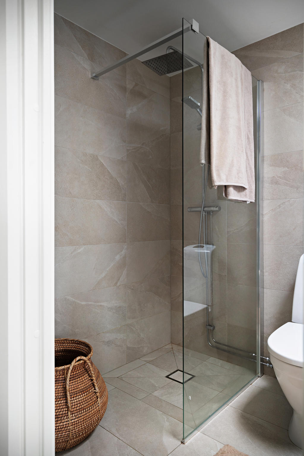 Badrummet är inrett med dusch, handfat med kommod och toalett