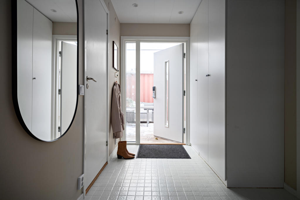 Välkomnande hall med gott om förvaring