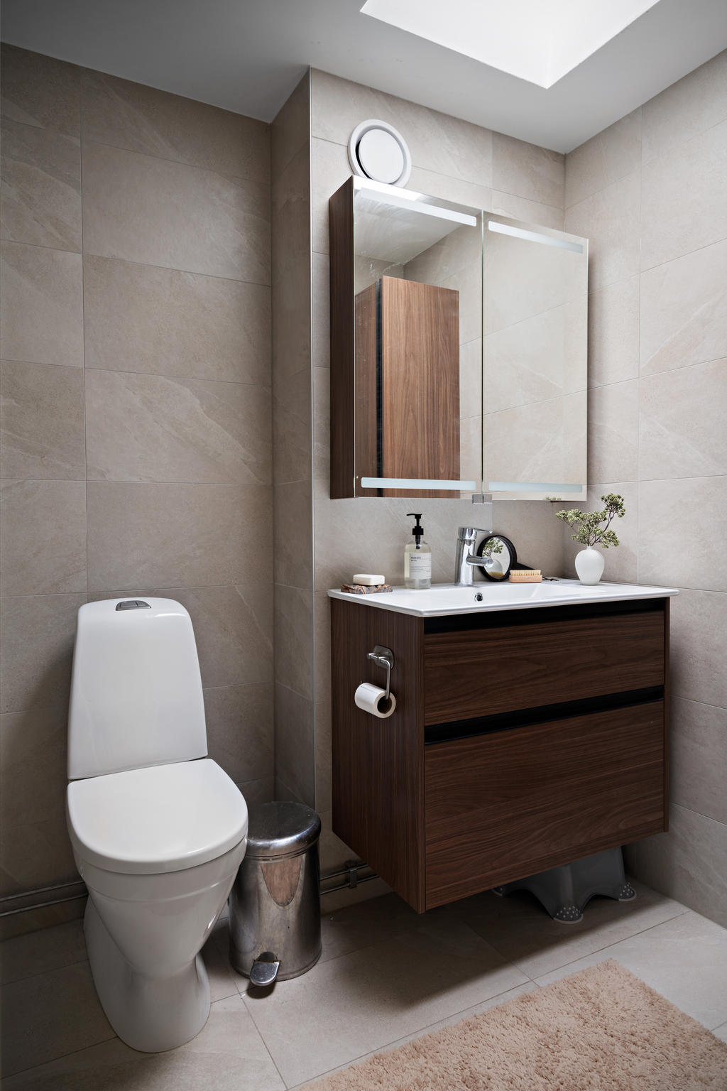 Badrummet renoverades 2024 i med smakfulla materialval