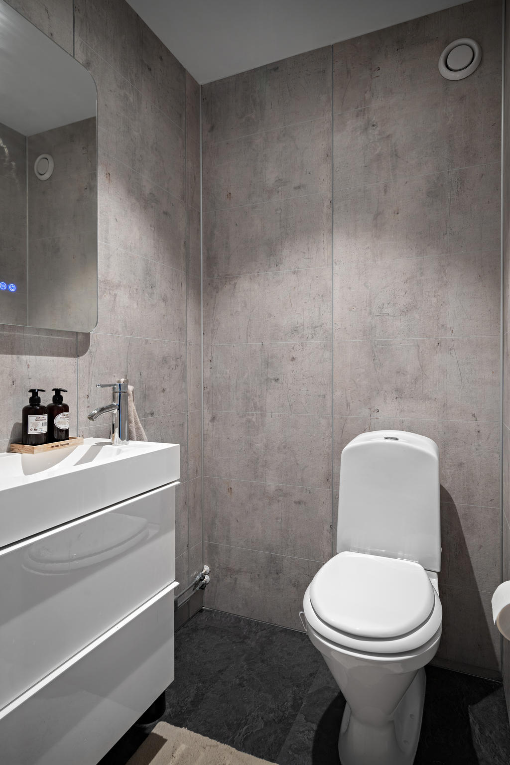 Badrum och tvättstuga nås i anslutning till hallen