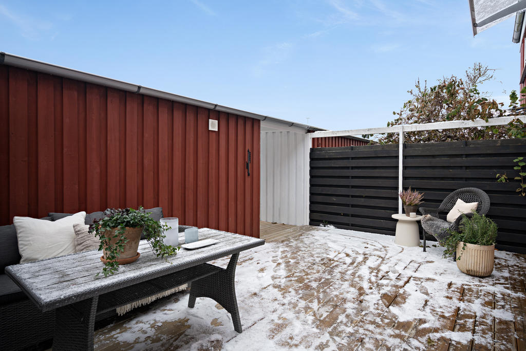 På den här uteplatsen kan ni njuta av eftermiddag och kvällssolen på sommartid