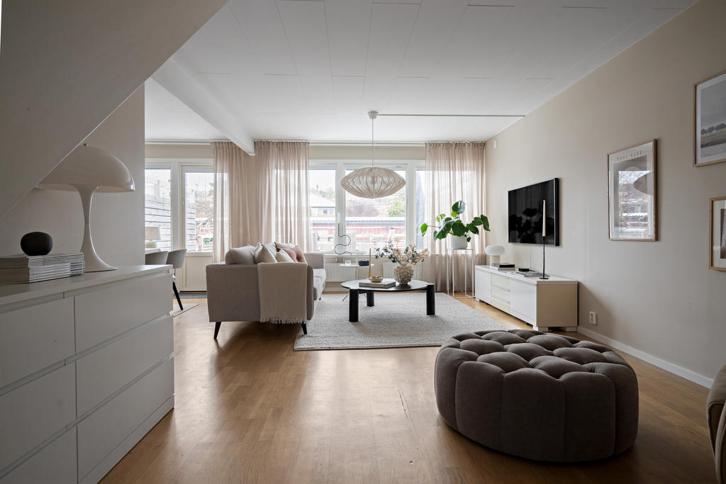 Vardagsrummet är väl tilltaget och rymmer både matbord soffgrupp och myshörna