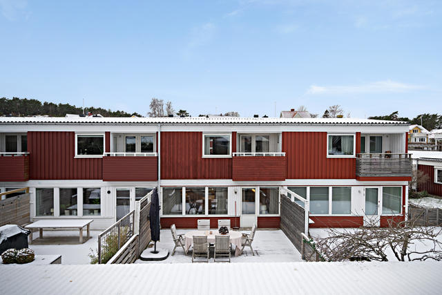 Välkommen till ett välplanerat radhus på omtyckta och barnvänliga Hammarvägen