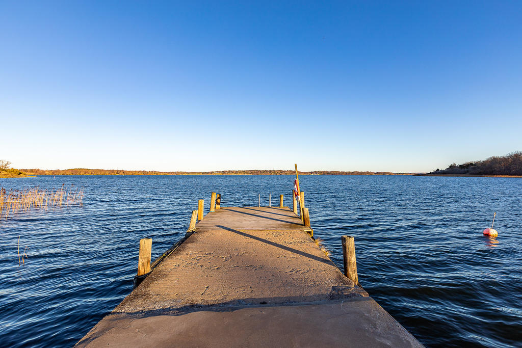 Brygga med möjlighet till båtplats som är samfälld med flera fastigheter. 