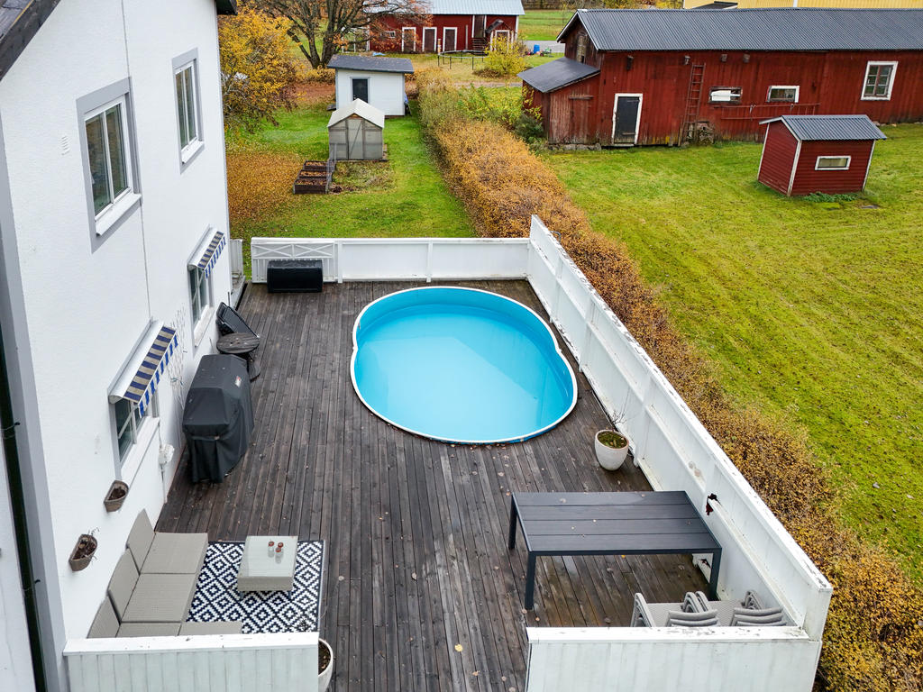 Altan med pool i soligt söderläge