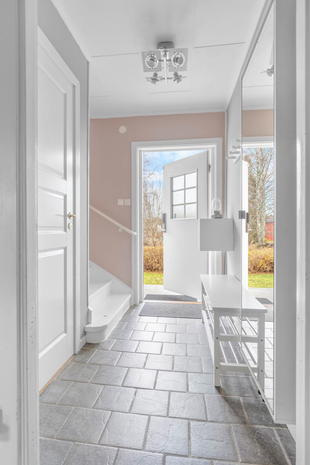 Hall med klinkergolv med golvvärme