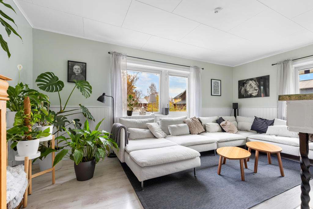 Vardagsrum med utgång till altan