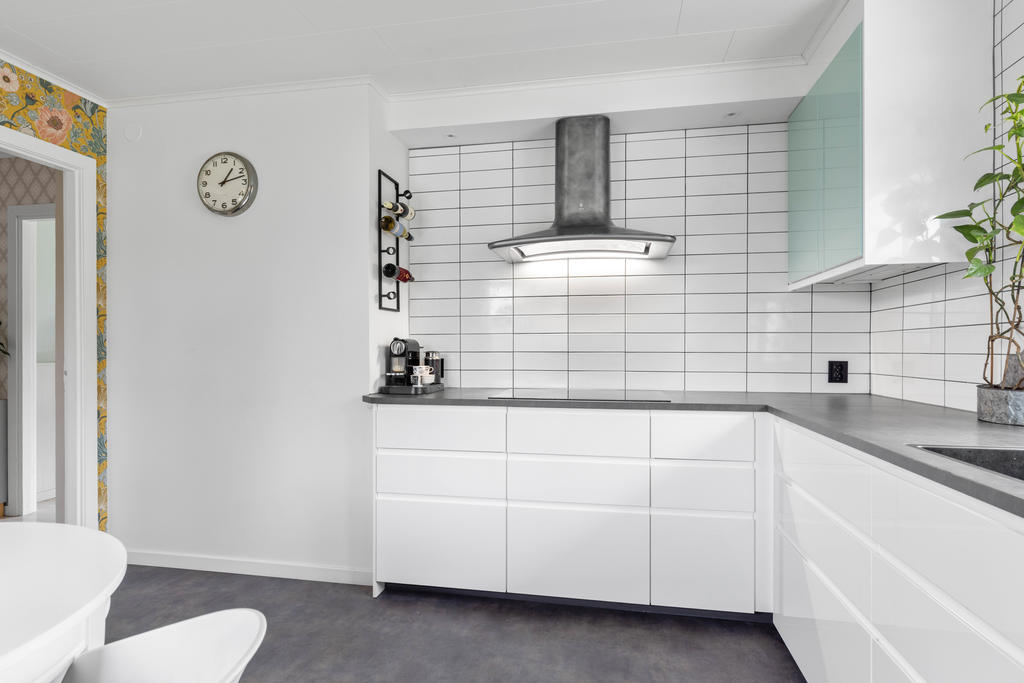 Trivsamt kök med plats för matbord