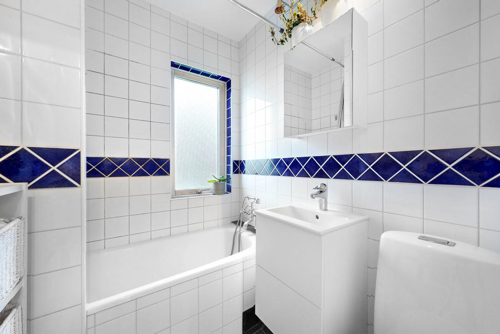 Helkaklat badrum med klinkergolv och golvvärme