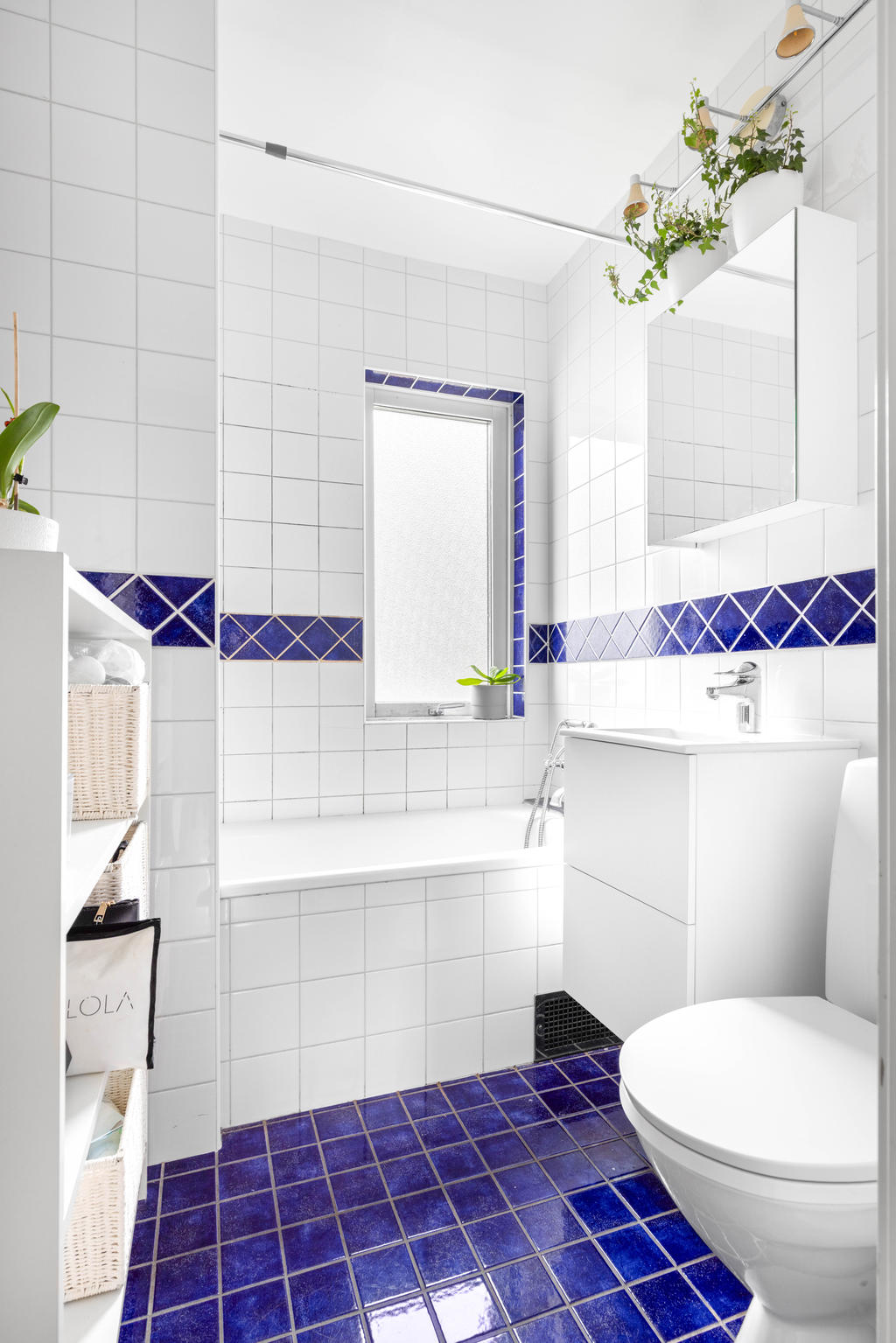 Wc, badkar och handfat i badrummet