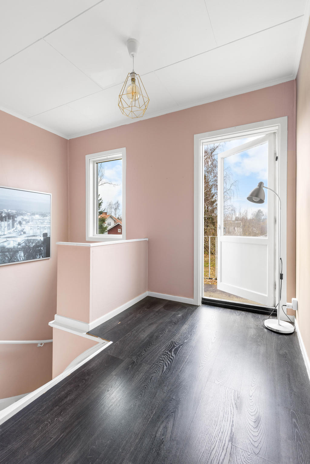 ÖV: Hall med utgång till balkong