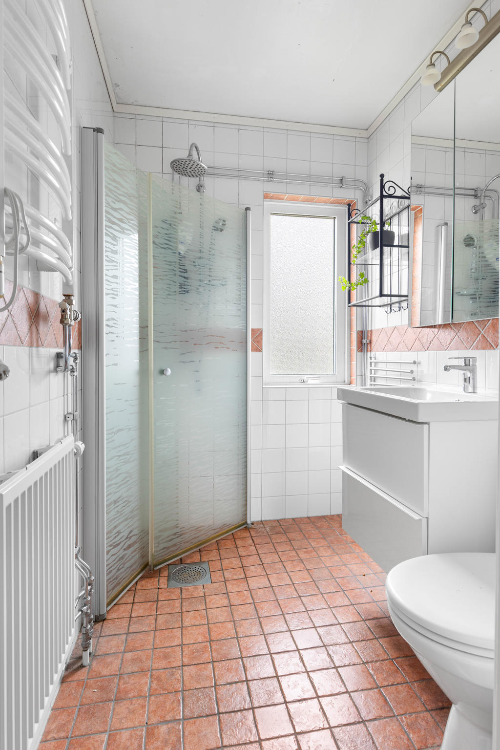 ÖV: Helkaklat duschrum med duschväggar, handfat, wc och handdukstork