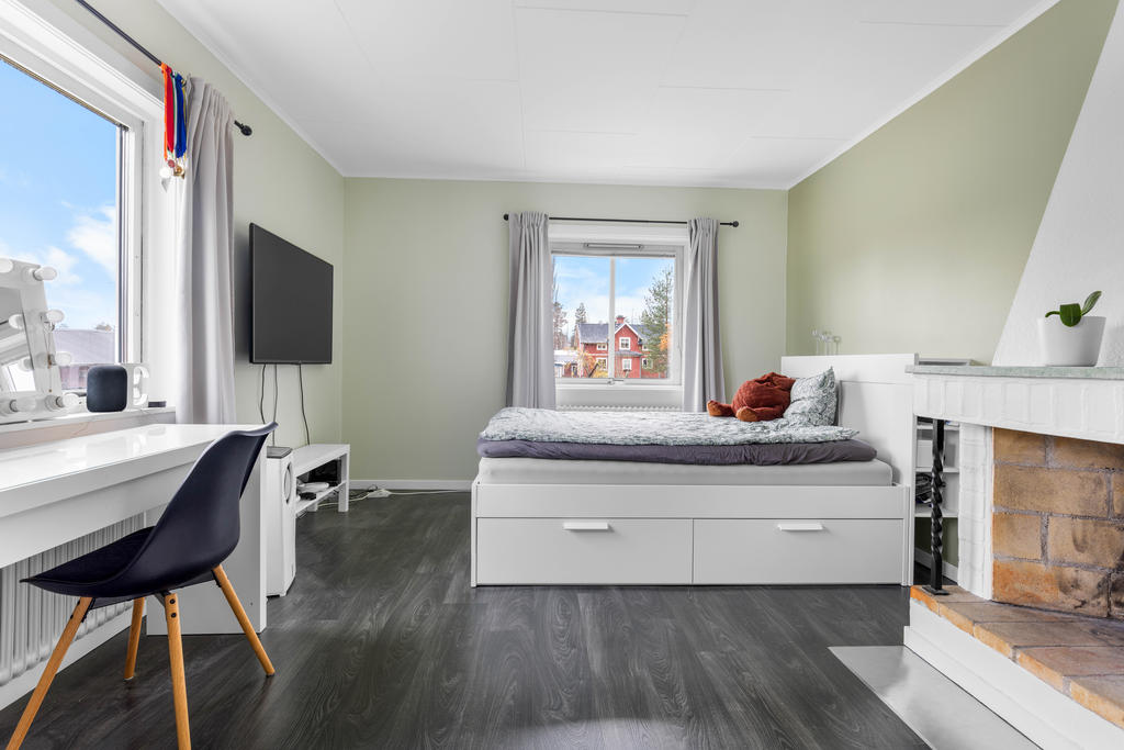 ÖV: Sovrum 4/allrum med fungerande öppen spis