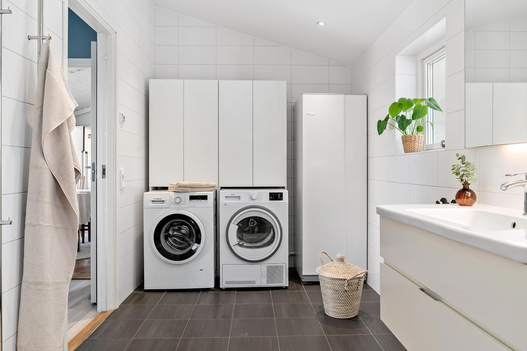 Klädvårdsdel med tvättmaskin och torktumlare