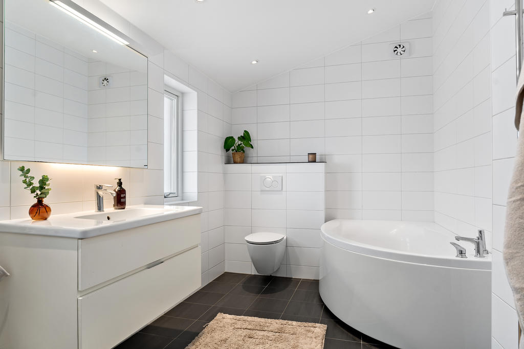 Helkaklat badrum med badkar 