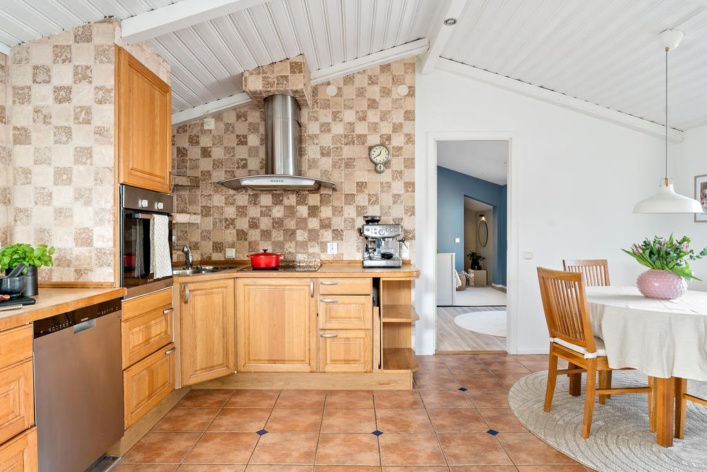 Kök i vinkel med praktiskt klinkergolv