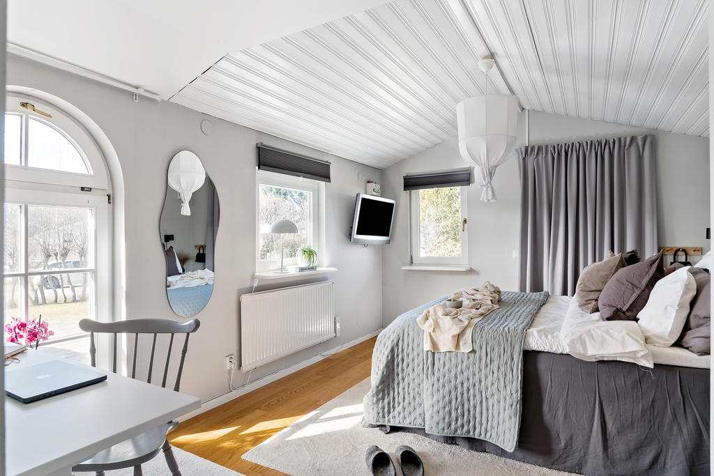 Sovrum med egen utgång till trädgård