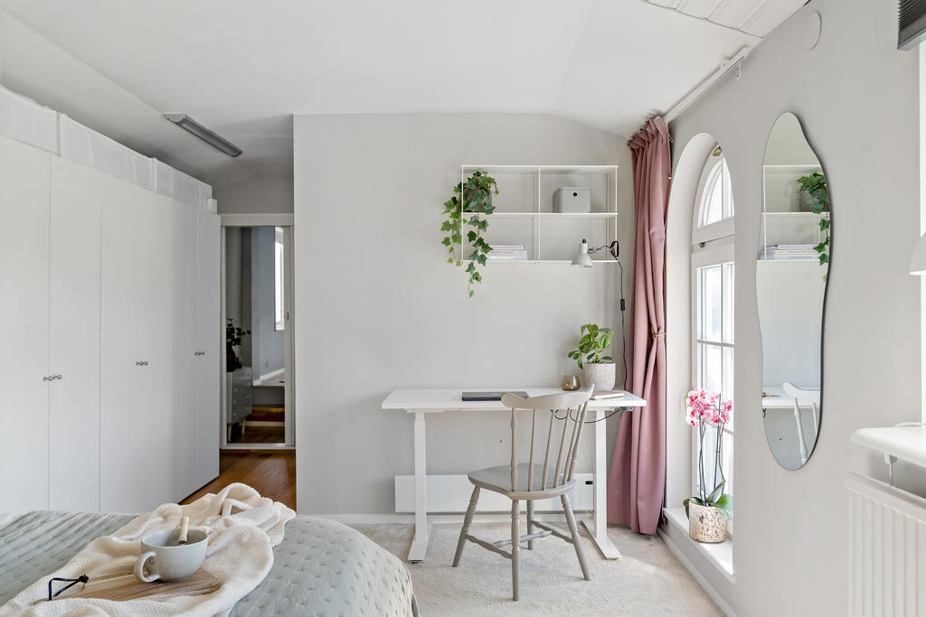 I sovrummet finns gott om klädförvaring 