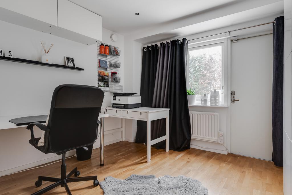 Sovrum 3 / kontor med egen ingång