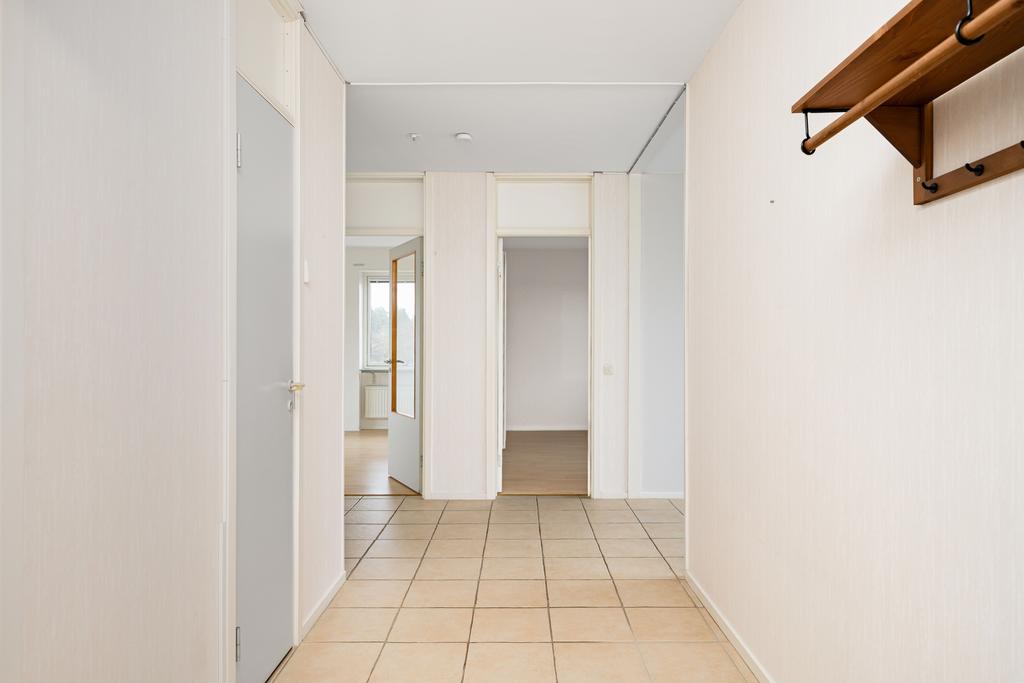 Hall med klinker på golv