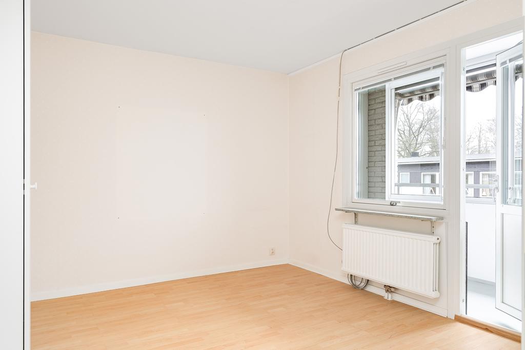 Sovrum 1 med utgång till balkong