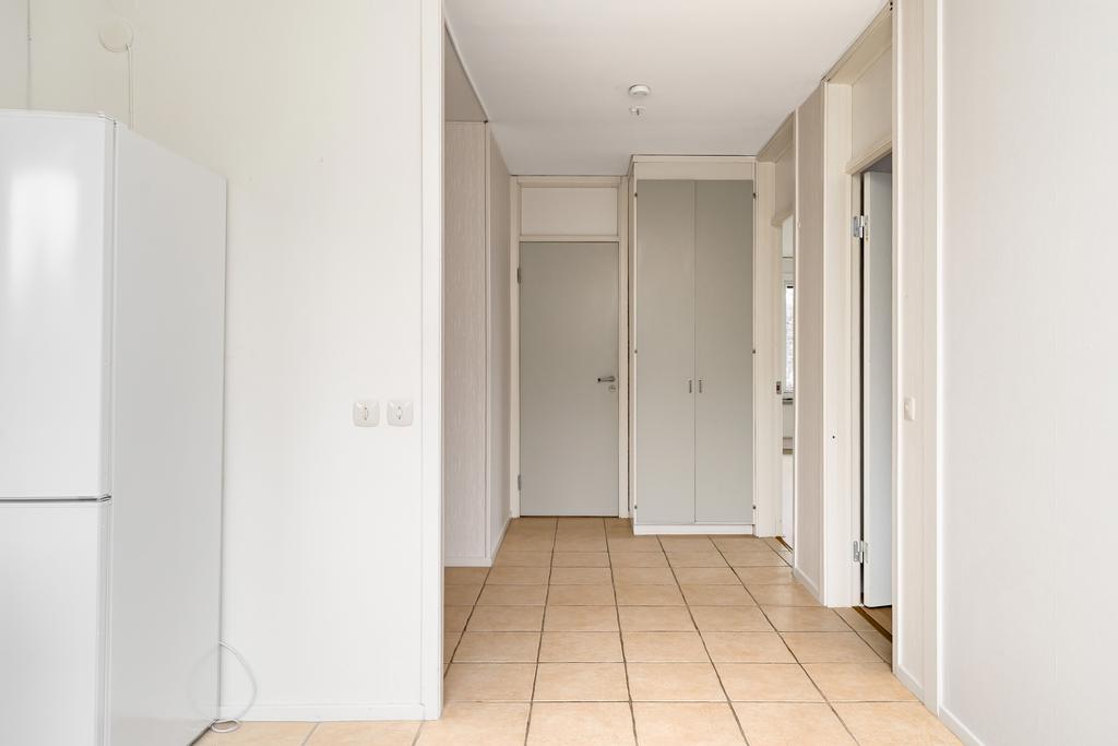 Från matplats mot vardagsrum och duschrum