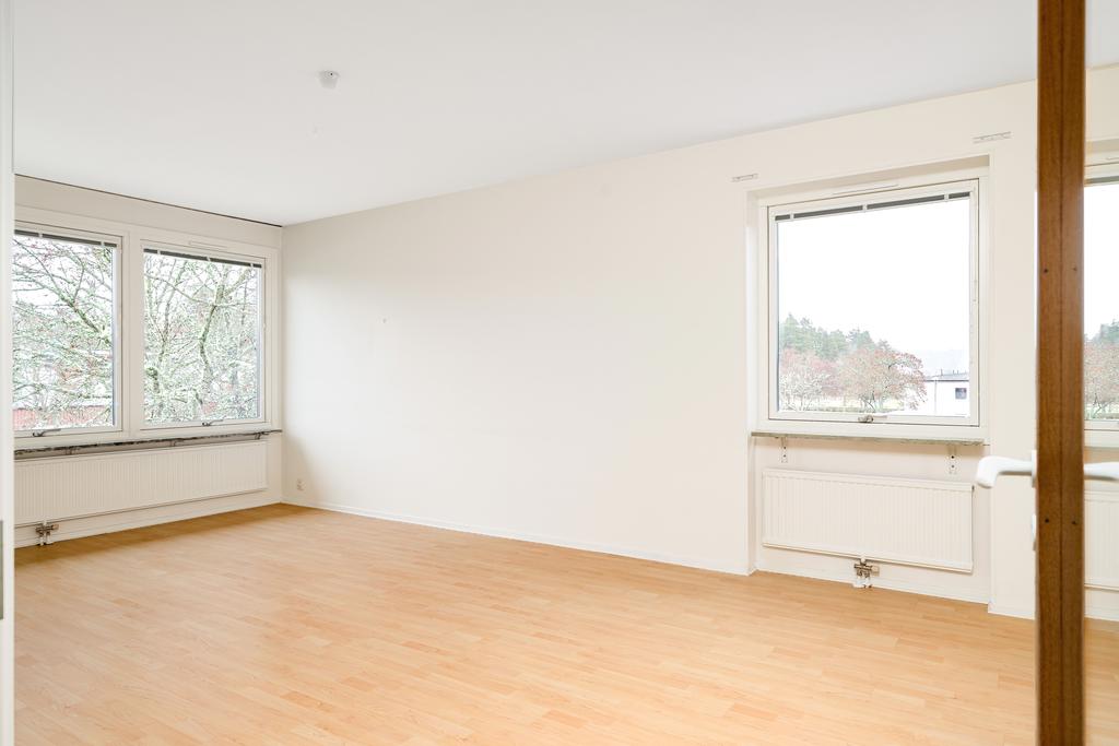 Vardagsrum med fönster i två väderstreck