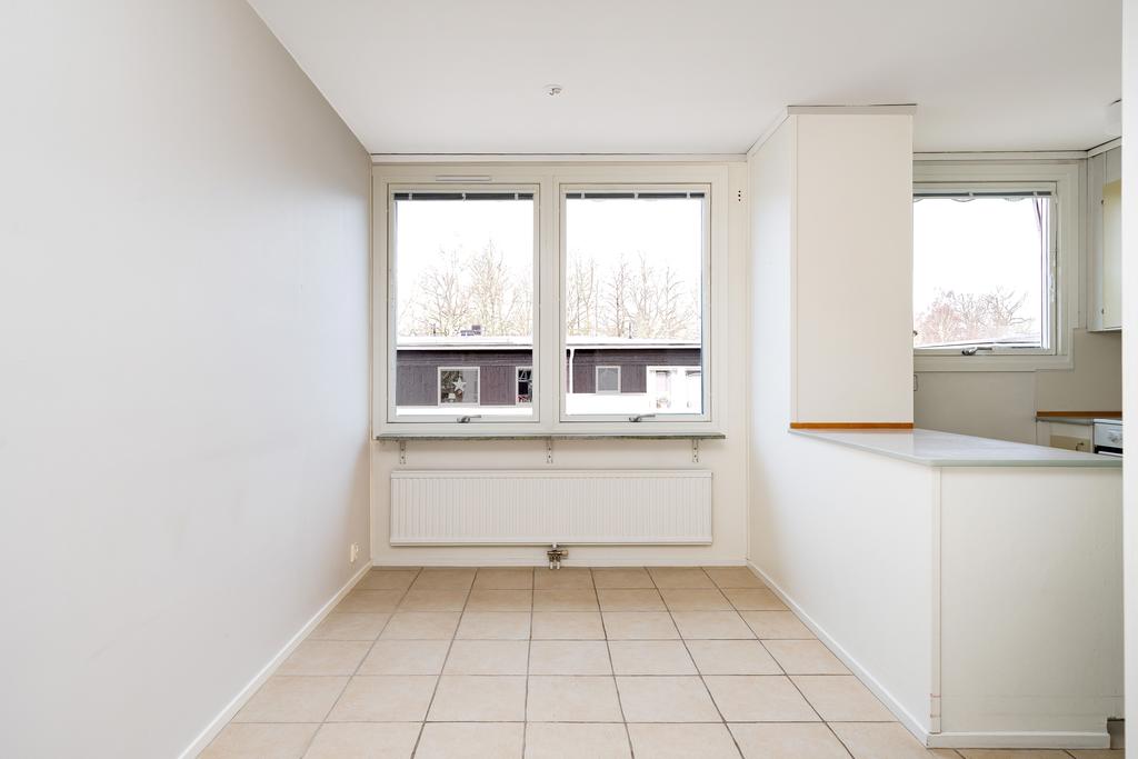 Matplats med avskiljande bänk mot köket