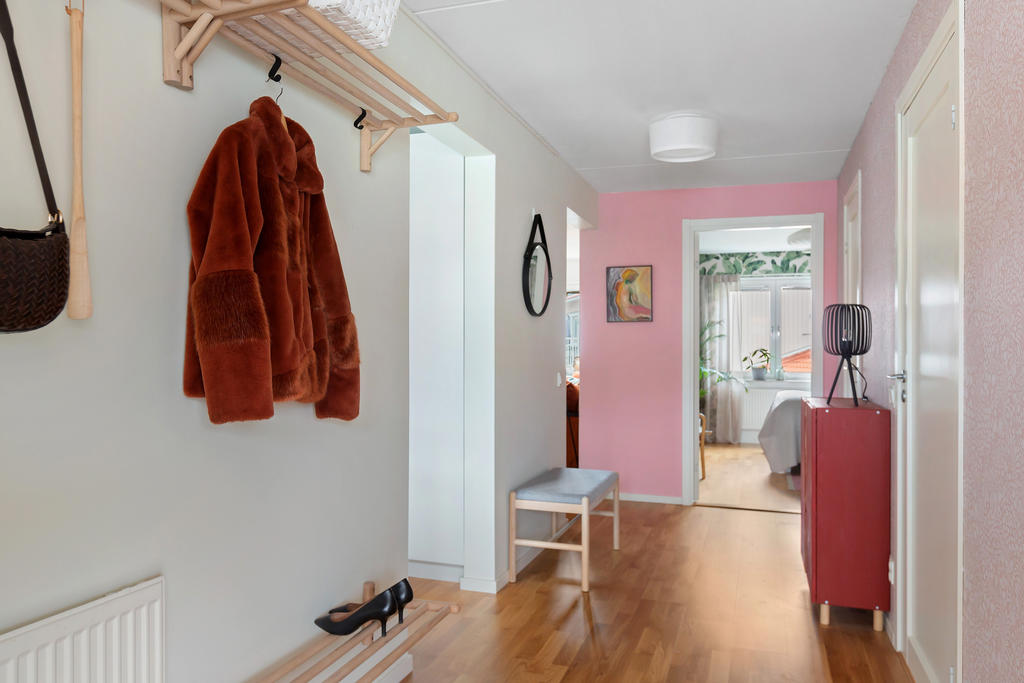 Välkomnande hall! Lägenheten har en fin planlösning där man kan gå runt. Öppen, ljus och fin!