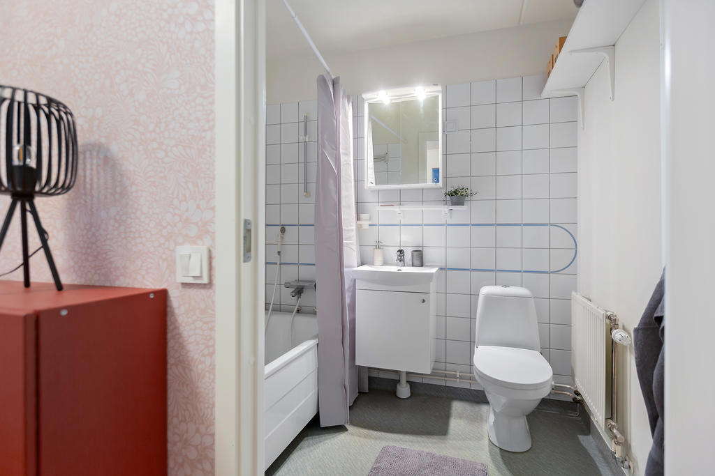 Mysigt badrum med badkar!