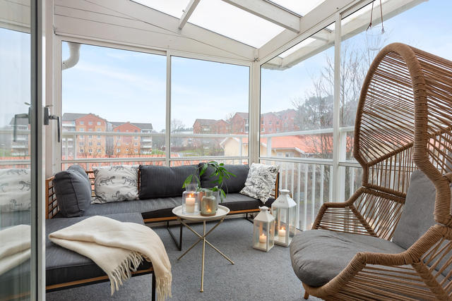 Den inglasade balkongen bjuder in till många härliga stunder!