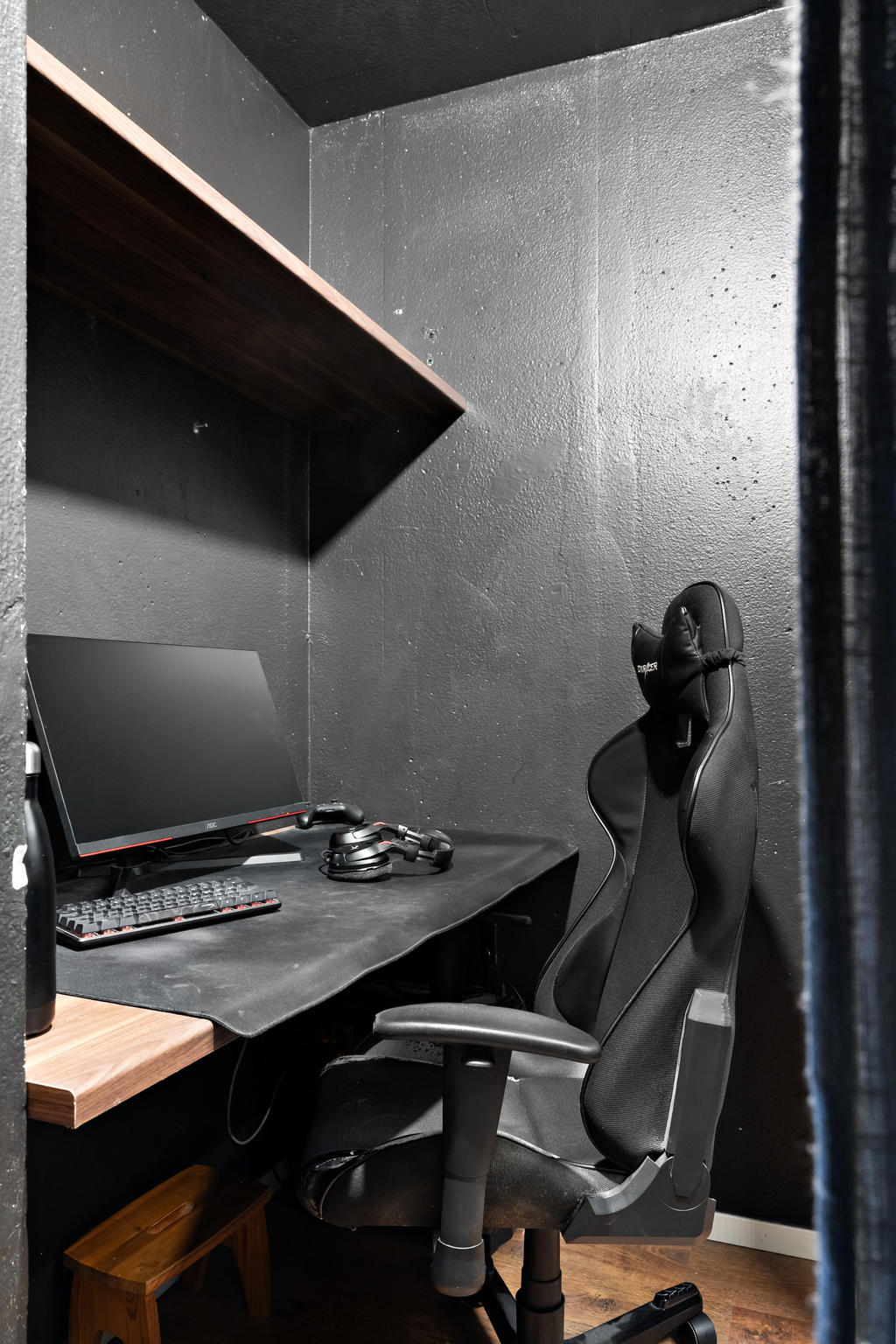 Stor garderob som gjort till ett kontor