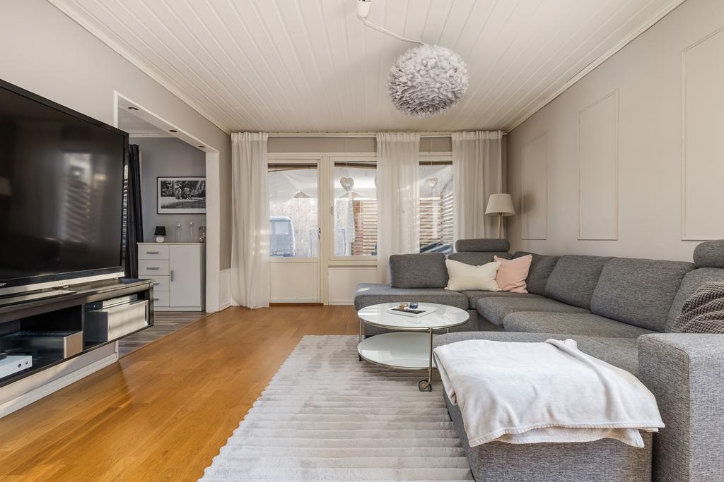 Vardagsrum med utgång till den delvis takade altanen!