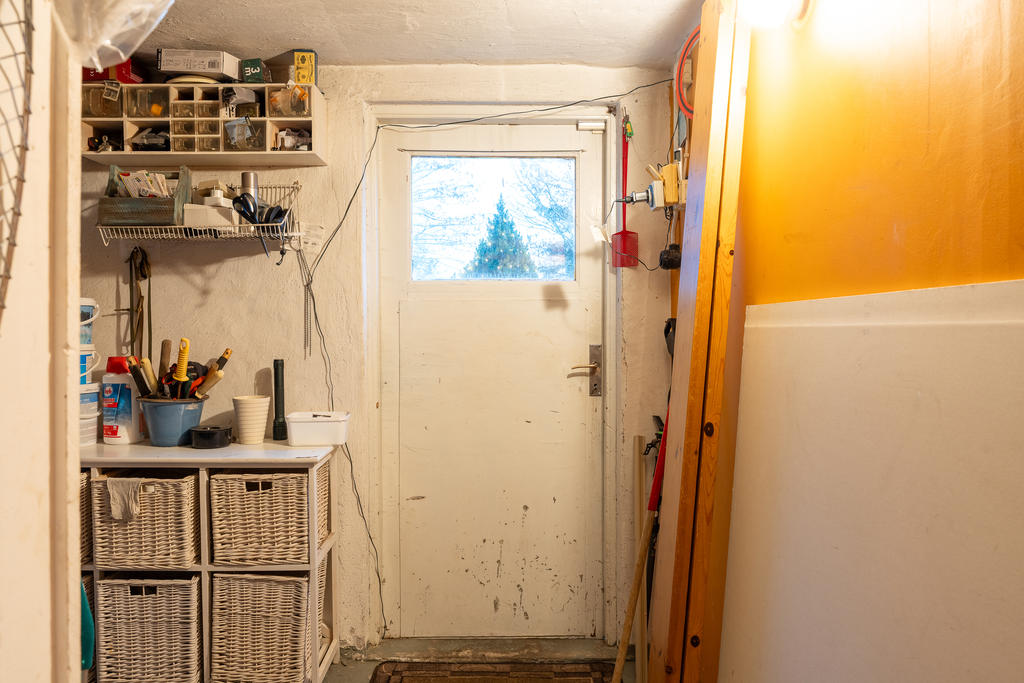 Utgång till baksida trädgård från källaren