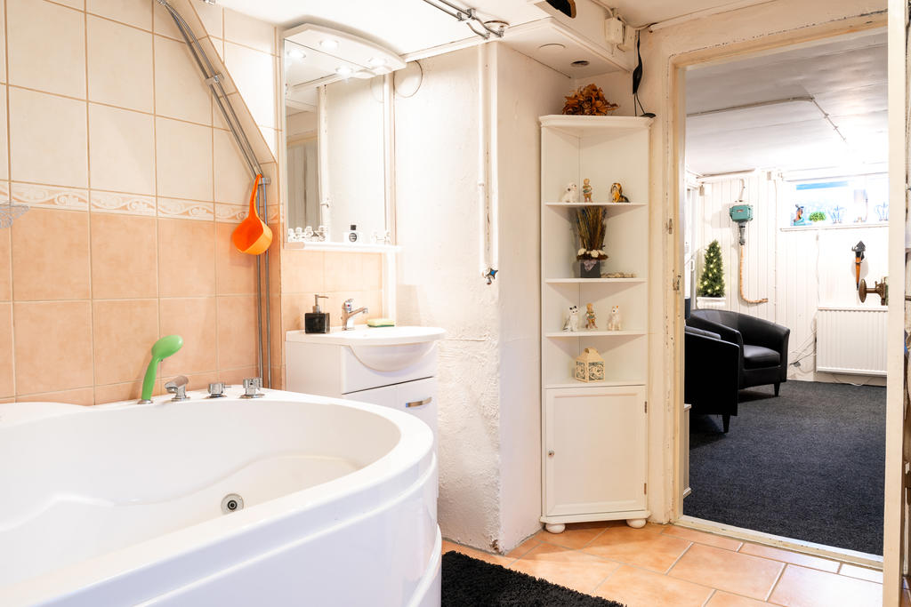 Badrum med tvättstuga i källaren