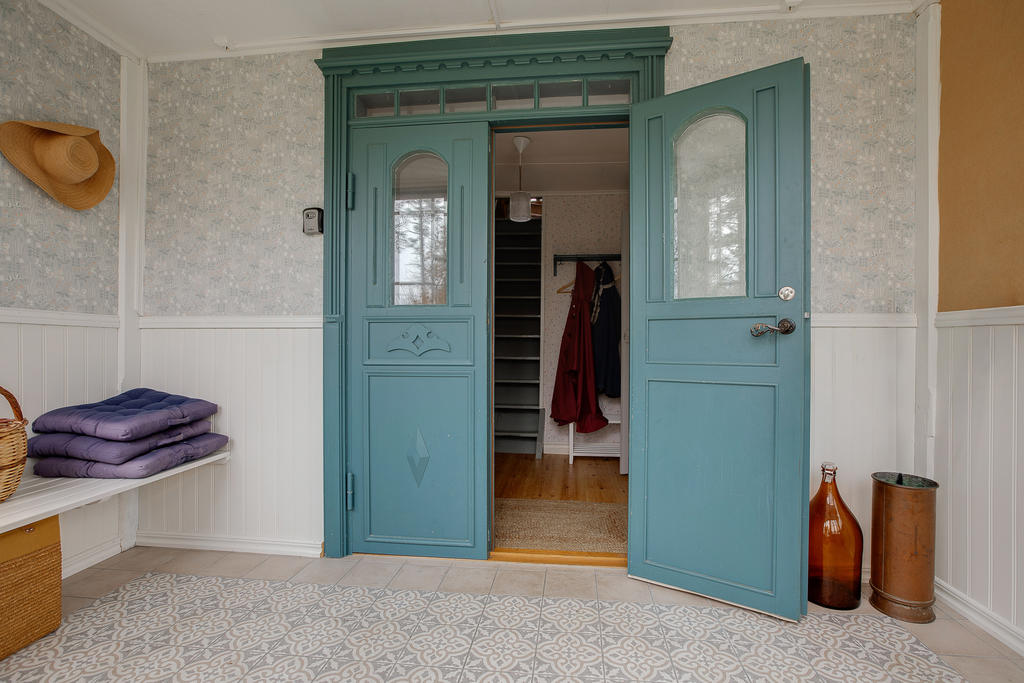 Vacker dörr leder in i bostaden från altanen